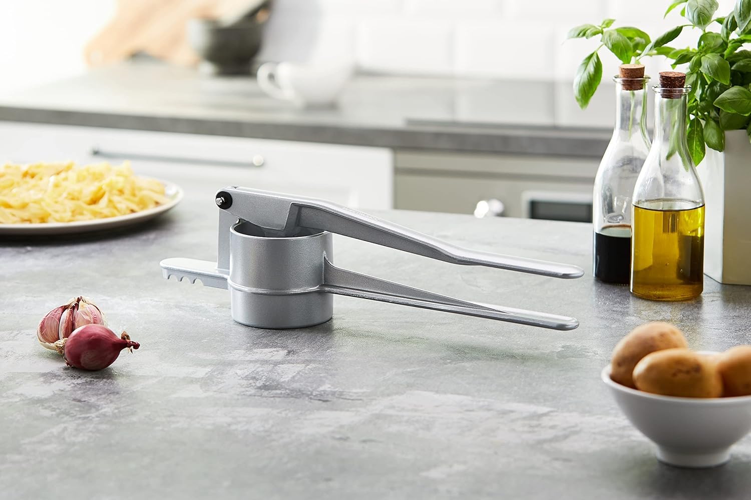 westmark-61102260-presse-sp-tzle-et-pommes-de-terre-trous-ronds-aluminium-moul-s image 2