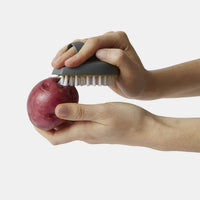 chef-n-palmbrush-vegetable-brush-brosse-l-gumes-ergonomique-paume-avec-lit-flexi image 6